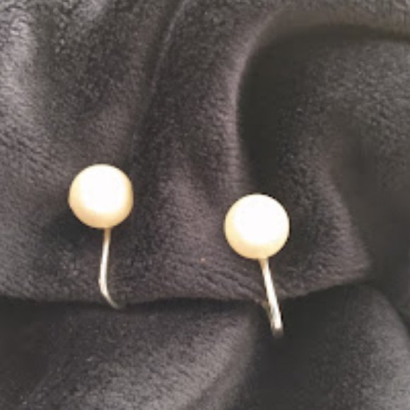 Vintage Richelieu Faux Pearl Clip-On silver-tone earrings - Picture 3 of 5